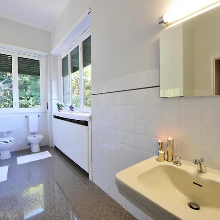 Sleeps 12 *